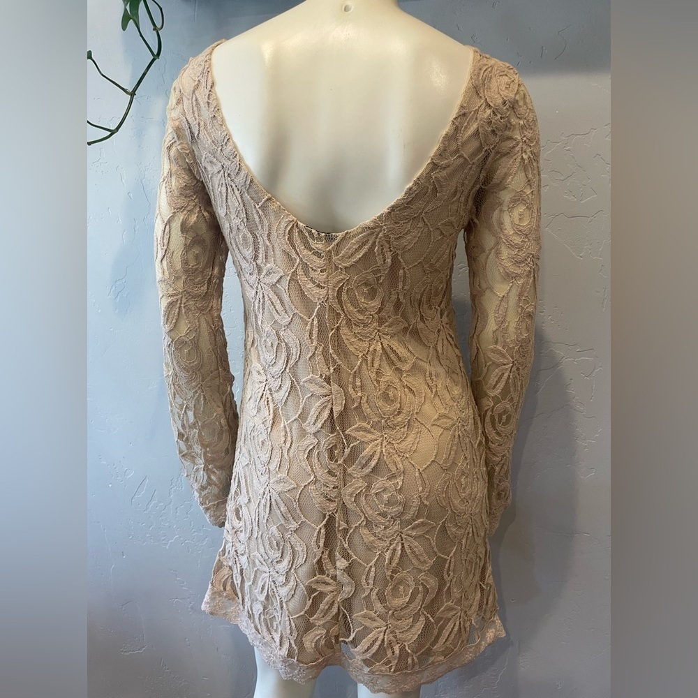 Women’s lace nude bell sleeve scoop back bodycon Mini dress size small